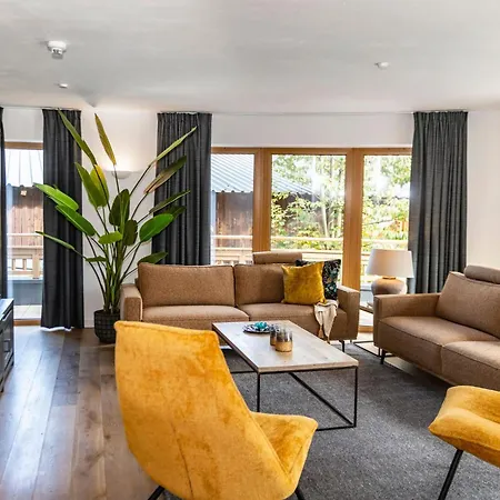 Glacier Estate 4* カプルーン