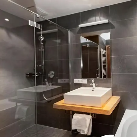 Glacier Estate 4* カプルーン